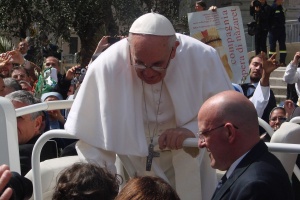 papież franciszek przejeżdża pomiędzy wiernymi na placu świętego piotra